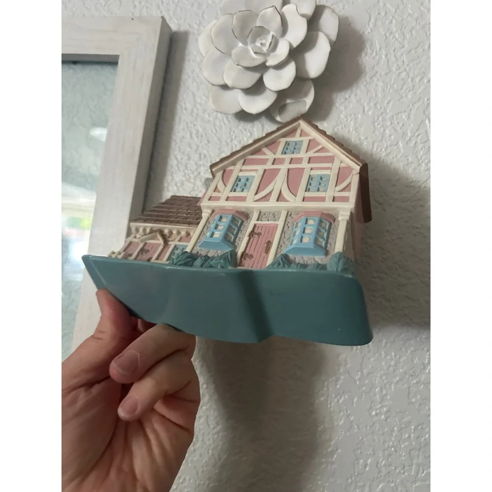 Vintage Syroco Cottage Wall Hanging Plaque Tudor House Pink Brown 3133 MCM Decor